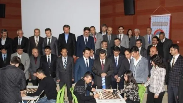 40 Okula 100 Satranç Masası Takımı Hediye Edildi 