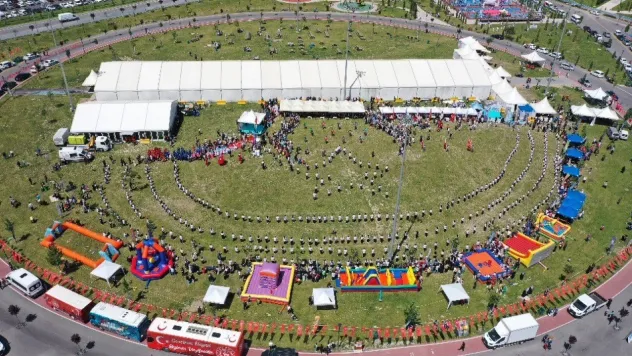 500 öğrenciden ay-yıldızlı 'zeybek' gösterisi