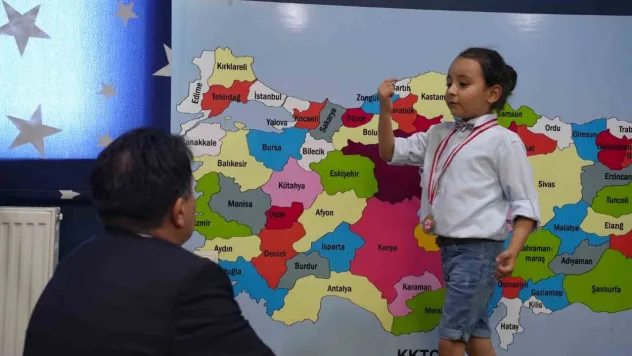 6 yaşında tarih dersi verdi