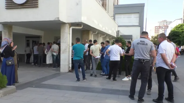 69 personel alımı için uzun kuyruk