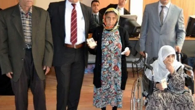 70 Yaşından Sonra Nüfus Cüzdanlarına Kavuştular