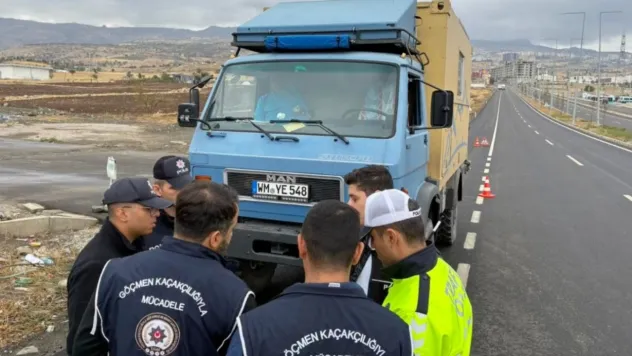 81 ilde göçmen kaçakçılarına operasyon: 169 gözaltı, 783 düzensiz göçmen yakalandı