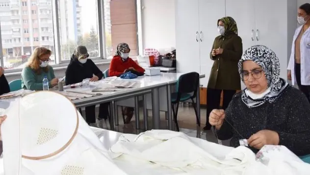 Kadınlar, hem meslek öğreniyor hem de aile bütçesine katkı sağlıyor