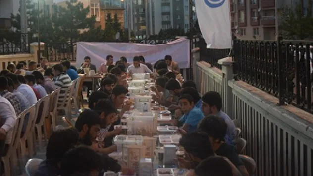 AGD iftar çadırına yoğun ilgi