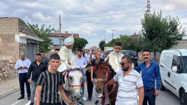 Ağırnas'ta yapılan geleneksel atlı sünnet töreni ilgi gördü