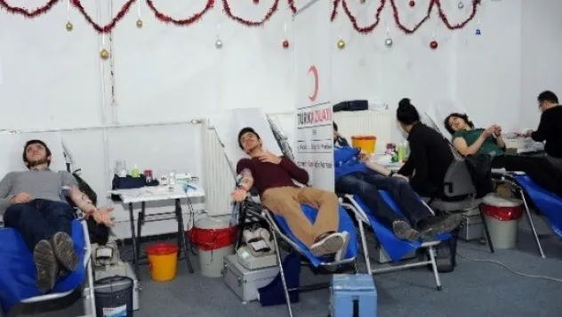 AGÜ Öğrencilerinden Kızılay'a Kan Bağışı 