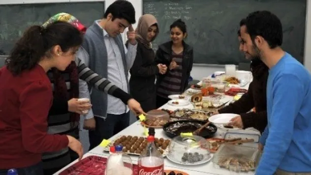 Agü'lü Öğrencilerden Filipinlilere Destek 