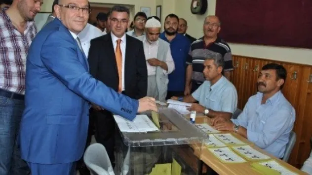 Ak Parti İl Başkanı İle Milletvekilleri İsmail Tamer Ve Pelin Gündeş Bakır Oylarını Kullandı 