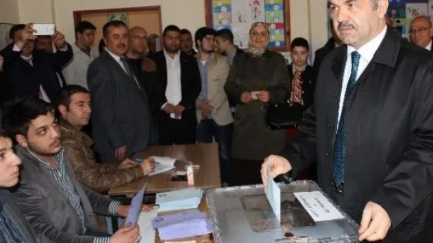 Ak Parti Kocasinan Belediye Başkan Adayı Çelik, Oyunu Kullandı 