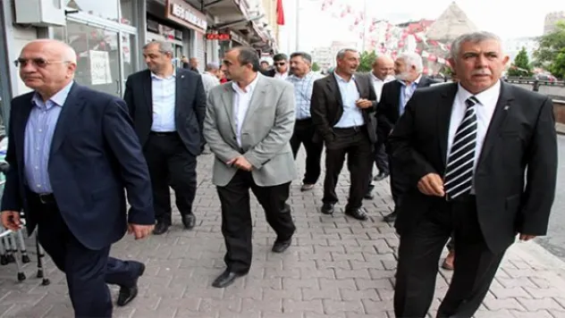 Ak Parti milletvekili adayları hunat esnafını gezdi