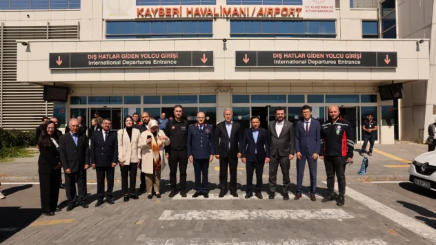 Akar, 'İhtiyaç duyulan malzeme ve personelin gerekli noktalara ulaştırılması için lojistik üs kurmaya çalışıyoruz'