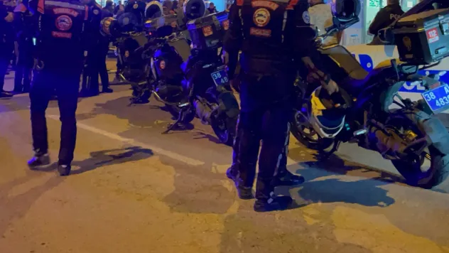 Alacak verecek kavgasını ayırmak isterken silahla yaralanan şahsın durumu ciddiyetini koruyor