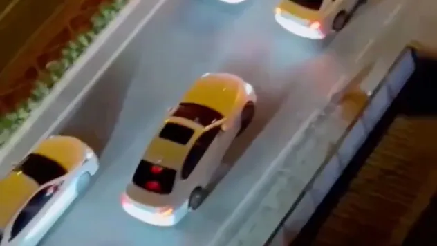 Alkollü şahıs yolu trafiğe kapattı