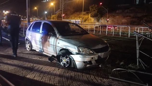 Alkollü sürücünün kullandığı araç tramvay hattına girdi