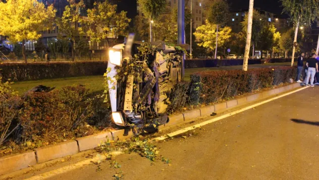 Alkollü sürücünün kullandığı araç yan yattı