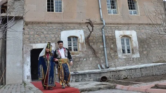 Amerikalı gazeteci çift Gesi Bağları türküsü eşliğinde nikah tazeledi