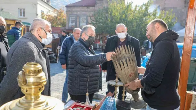 Antika pazarı aynı gün aynı yerde