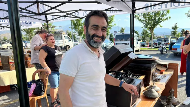 Antikacı Karaca, 'İnsan antika pazarına gelir, bir hatırasına benzetir biz de aracı oluruz'