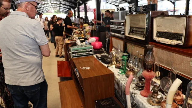 Antikacılar, Kendi Yerinde Kendi Gününde