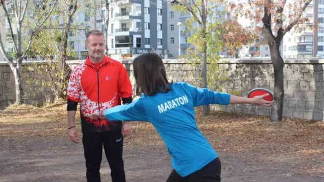 Antrenörlere taş çıkaran öğretmen