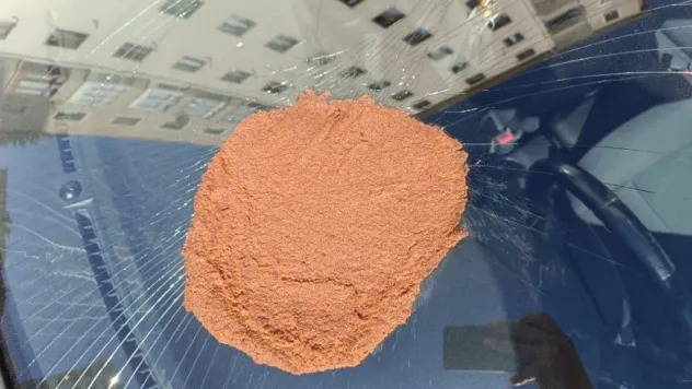 Arabanın camı çiğ köfteyle kırıldı