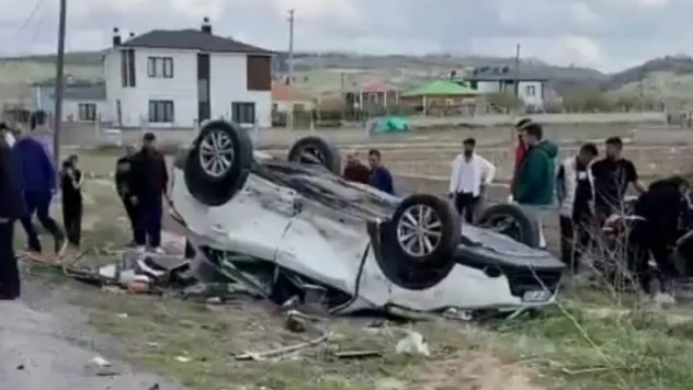 Araç takla attı: 2 yaralı