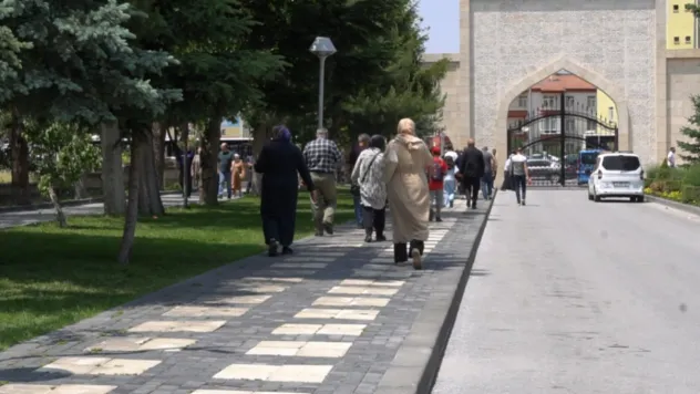 Arefe gününde sevdiklerini mezarlıkta yalnız bırakmadılar