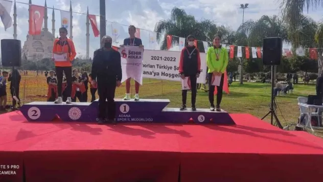 Atletler Okullar Arası Kros Şampiyonasında 3 kupa kazandı