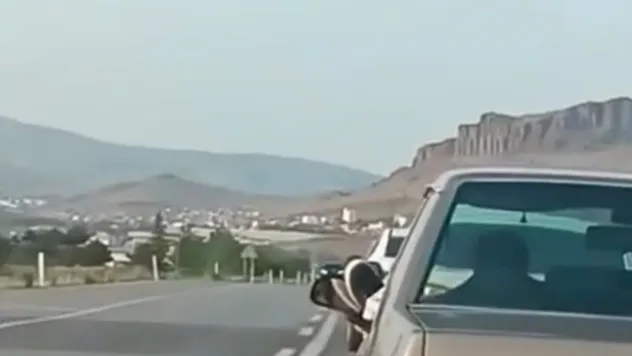 Ayağını camdan çıkartarak araç kullanan sürücüye 2 bin 979 TL ceza