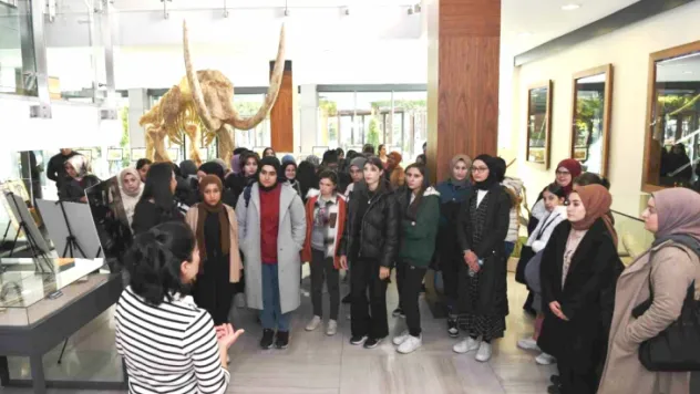 Ayaklanan Fosile Öğrencilerden Büyük İlgi