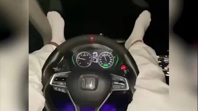 Ayaklarıyla araç kullanıp trafiği tehlikey attı: 2 Bin lira ceza ile kurtuldu