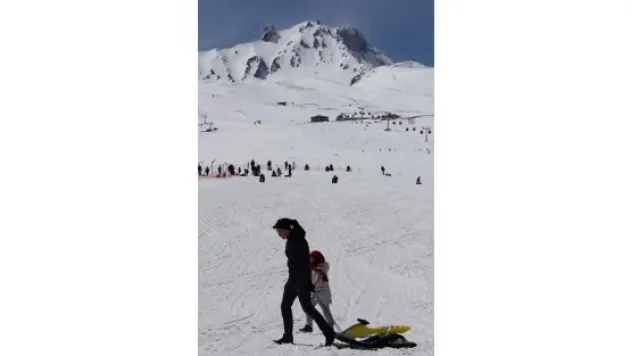 Baharın gelmesine rağmen Erciyes'te kayak keyfi sürüyor