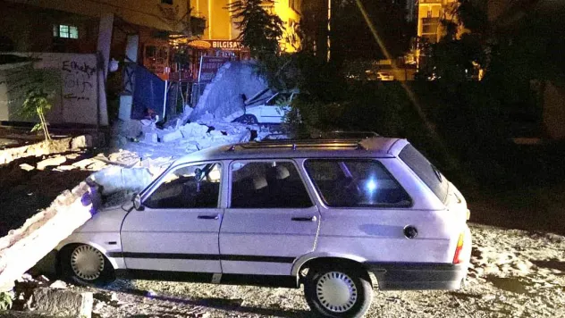 Bahçe duvarı yıkıldı 3 araç altında kaldı