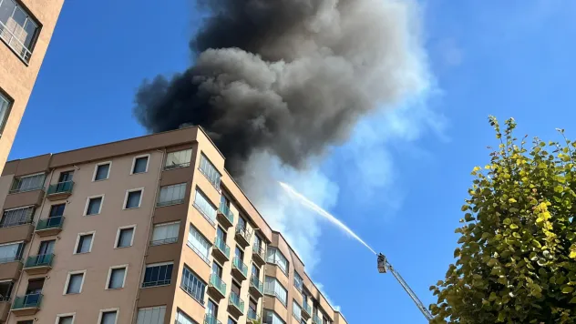 Bahçelievler'de 8 katlı binanın çatısında yangın