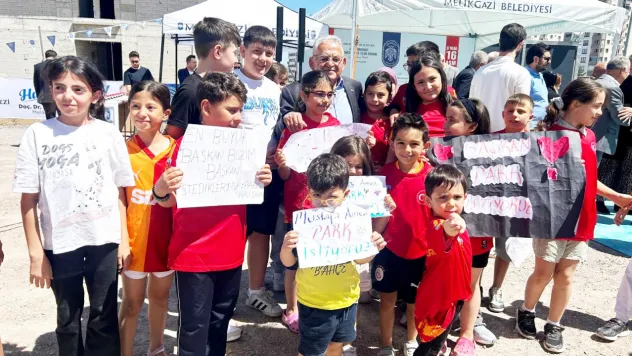 Bahçelievler'de Çocuklar Slogan ve Pankartlarla Park İstediler: Palancıoğlu Söz Verdi