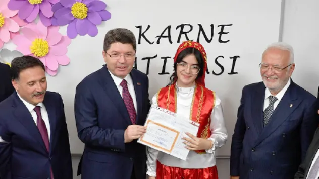 Bakan Tunç ve Elitaş, Karne Heyecanına Ortak Oldu
