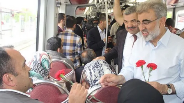 Bakan Yıldız tramvayda vatandaşlara karanfil dağıttı