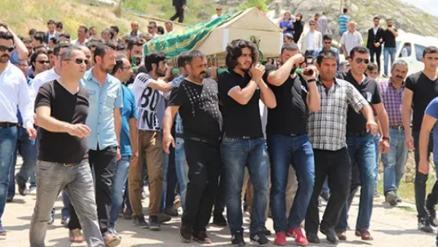 Balkondan düşerek ölen öğrenci son yolculuğuna uğurlandı