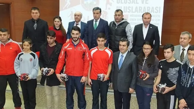 BAŞARILI SPORCULAR ÖDÜLLENDİRİLDİ