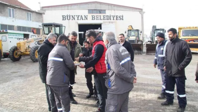 Başkan Altun belediye personelinin kandilini kutladı