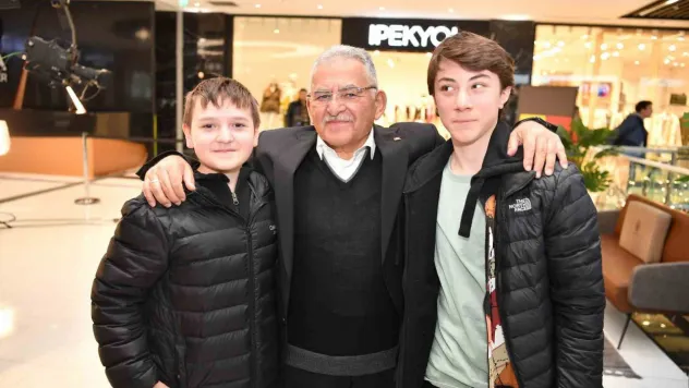 Başkan Büyükkılıç'a AVM'de yoğun ilgi