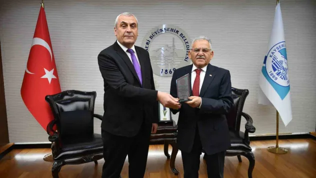 Başkan Büyükkılıç'a eğitimcilerden teşekkür plaketi