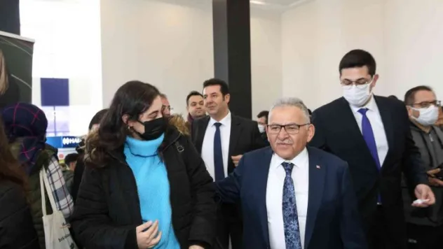 Başkan Büyükkılıç, İKAF'ta Kayseri Büyükşehir standını gezdi