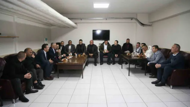 Başkan Büyükkılıç şoförlerle çay içti, simit yedi