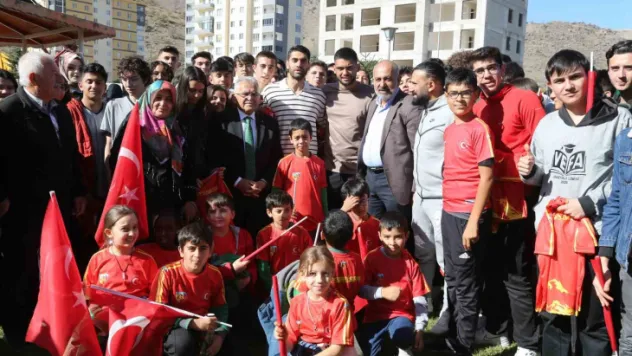 Başkan Büyükkılıç'tan temel atma töreninde miniklere 'Kayserispor' sürprizi