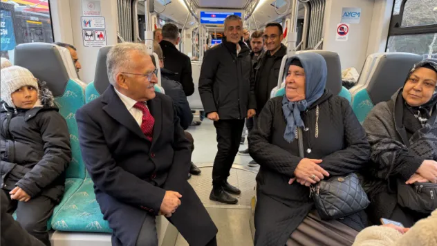 Başkan Büyükkılıç,  Tramvay Yolcularıyla Sohbet Etti