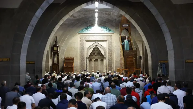 Hunat Camiinde protokol bayramlaşması