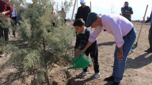Başkan Çolakbayrakdar, 100. yılında 100 genç ile 100 ağaç dikti