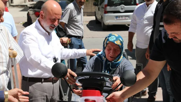 Başkan Çolakbayrakdar, engelli aileye akülü araç hediye etti