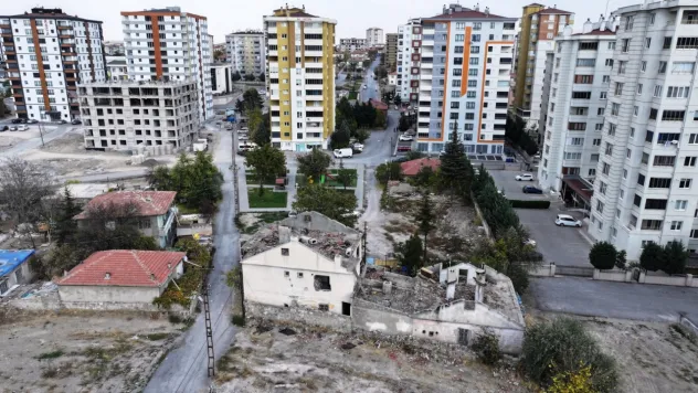 Başkan Çolakbayrakdar: 'Eski yapılar yıkılıyor, depreme dayanıklı yeni konutlar yapılıyor'